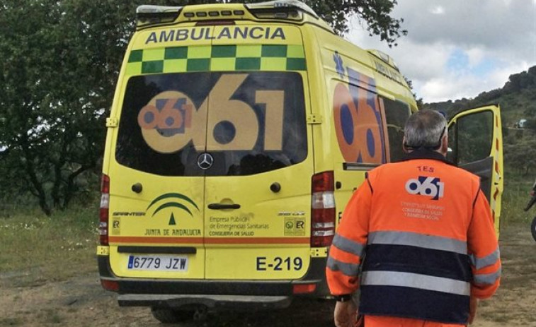 Una ambulancia cae al río en Touro con cuatro pacientes para diálisis en su interior