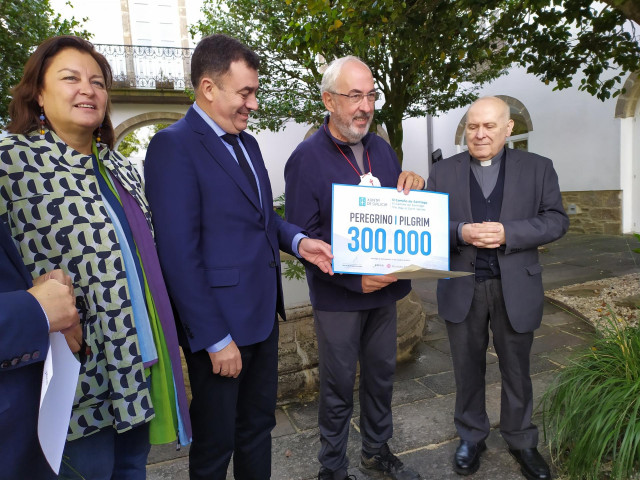 El vallisoletano José Antonio Álvarez recibe la acreditación como peregrino 300.000 en recoger la Compostela