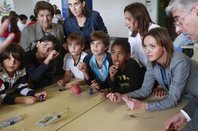 La conselleira de Política Social en un acto de intercambio generacional entre mayores y los más pequeños, celebrado en el colegio La Salle