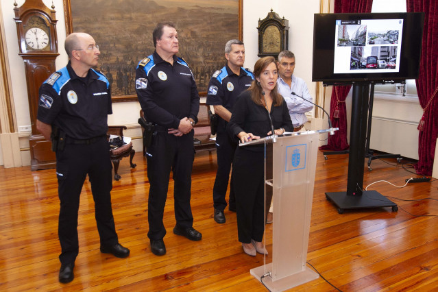 La alcaldesa, Inés Rey, presenta una campaña contra los estacionamientos incorrectos