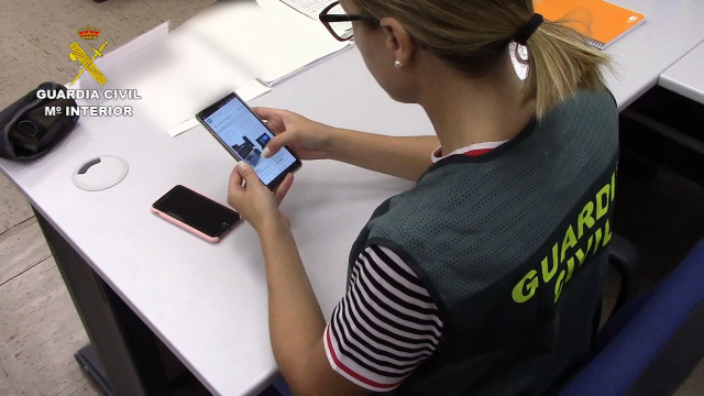 Una agente de la Guardia Civil que ha participado en la desarticulación del grupo que estafaba por Internet