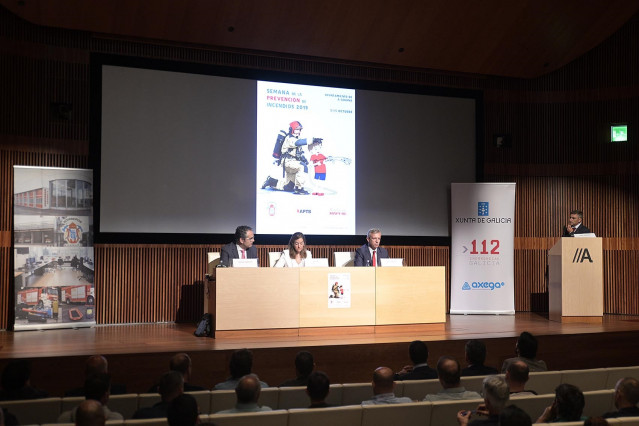 El vicepresidente de la Xunta, Alfonso Rueda, y la alcaldesa de A Coruña, Inés Rey, asisten a la inauguración de la Semana de la Prevención