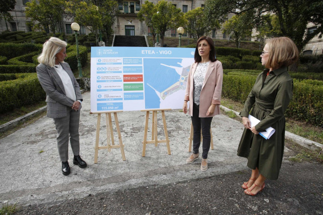 La delegada territorial de la Xunta en Vigo, Corina Porro,  y  la conselleira Ángeles Vázquez Mejuto