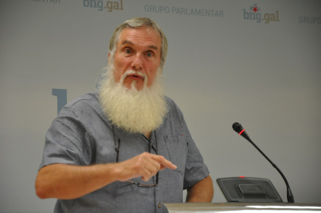 El diputado del BNG Xosé Luís Rivas durante una rueda de prensa en el Parlamento de Galicia