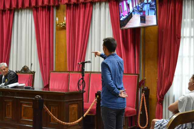 Juicio a un acusado de apuñalar a un amigo por una deuda de cinco euros