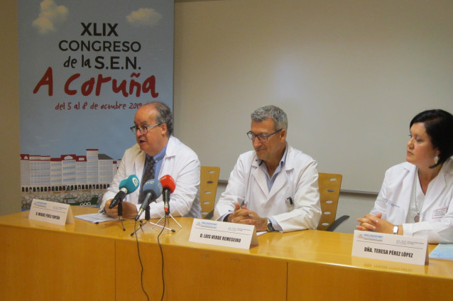 El presidente del comité organizador del Congreso de Nefrología, Miguel Pérez Fontán, ; el gerente de la Xerencia de Xestión Integrada. Luis Verde Remeseiro y la supervisora de enfermería de diálisis del Chuac, Teresa López