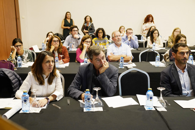 La doctora Irene Zarro Ferro y el doctor José María Prieto González durante la tercera edición de Abordaje Multidisciplinar en Esclerosis Múltiple (EM), organizado por la Sociedade Galega de Neurolxía, en Santiago de Compostela (A Coruña, Galicia, España)