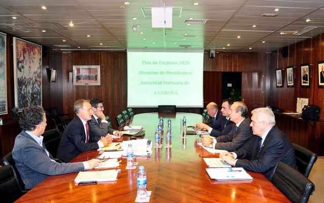 El presidente de la Autoridad Portuaria, Enrique Losada, y su homólogo de Puertos del Estado, Salvador de la Encina, mantienen una reunión