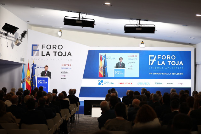 El presidente de la Xunta de Galicia, Alberto Núñez Feijóo, inaugura el I Foro La Toja-Vínculo Atlántico en O Grove (Pontevedra),