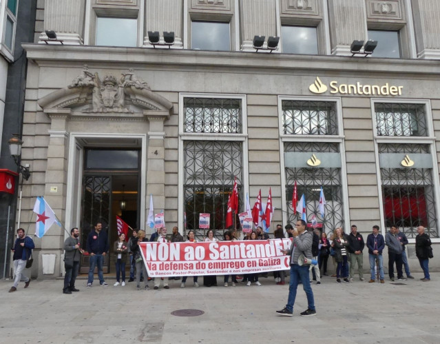 Protestas de la CIG ante el Banco Santander de la oficina principal de A Coruña