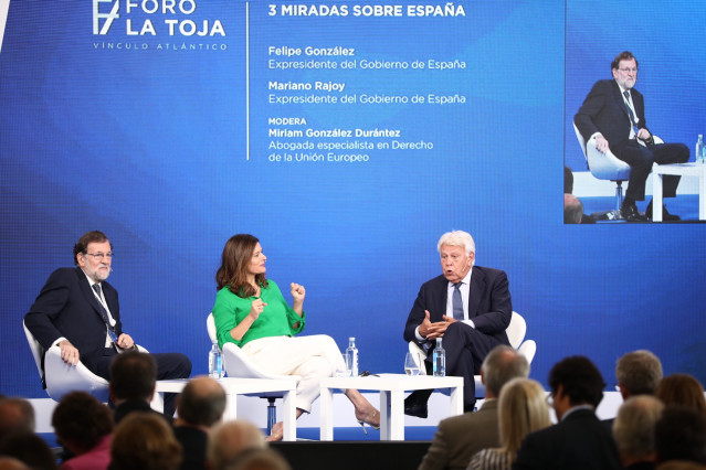 Los expresidentes de Gobierno Mariano Rajoy (i) y Felipe González (d) mantienen una conversación sobre las ‘Tres miradas sobre España’ moderada por la abogada especialista en derecho de la Unión Europea, Míriam González, durante la segunda jornada del For