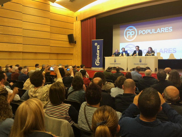 El presidente provincial del PP de A Coruña, Diego Calvo, se reúne con militantes y simpatizantes en Betanzos