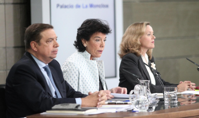 El ministro de Agricultura, Pesca y Alimentación en funciones Luis Planas; la ministra Portavoz, y de Educación y Formación Profesional en funciones, Isabel Celaá; comparecen ante los medios de comunicación tras la reunión del Consejo de Ministros en Monc