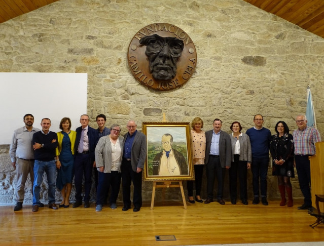 La familia del artista Manuel Beiró Buxán dona a la Fundación Camilo José Cela un retrato del escritor realizado en 1972.