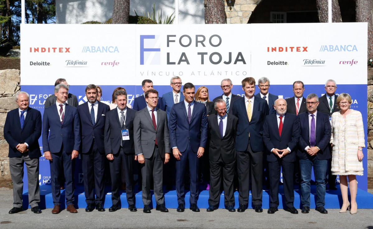 Foto de grupo del acto de clausura del I Foro La Toja-Vínculo Atlántico al que asiste el presidente del Gobierno en funciones, Pedro Sánchez, en O Grove (Pontevedra/Galicia/España) a 5 de octubre 
