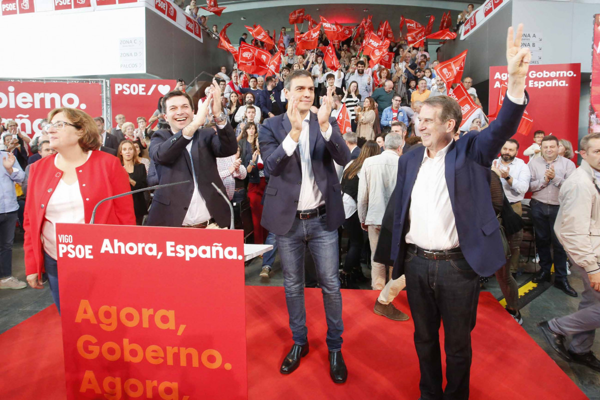 El presidente del Gobierno en funciones, Pedro Sánchez, el secretario general del PSdeG, Gonzalo Caballero y el alcalde de Vigo, Abel Caballero, en un mitin del PSOE en Vigo a 5 de octubre de 2019
