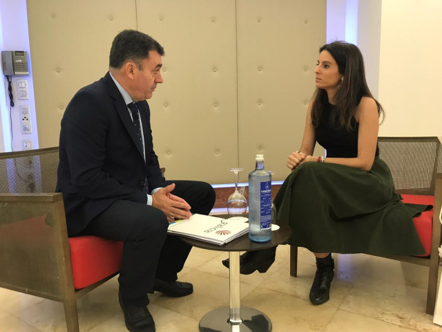 El conselleiro de Cultura e Turismo, Román Rodríguez, y la consejera de Cultura, Turismo y Deporte de Extremadura, Nuria Flores.