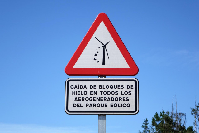 Señal de desprendimiento de bloques de hielo desde aerogeneradores eólicos.