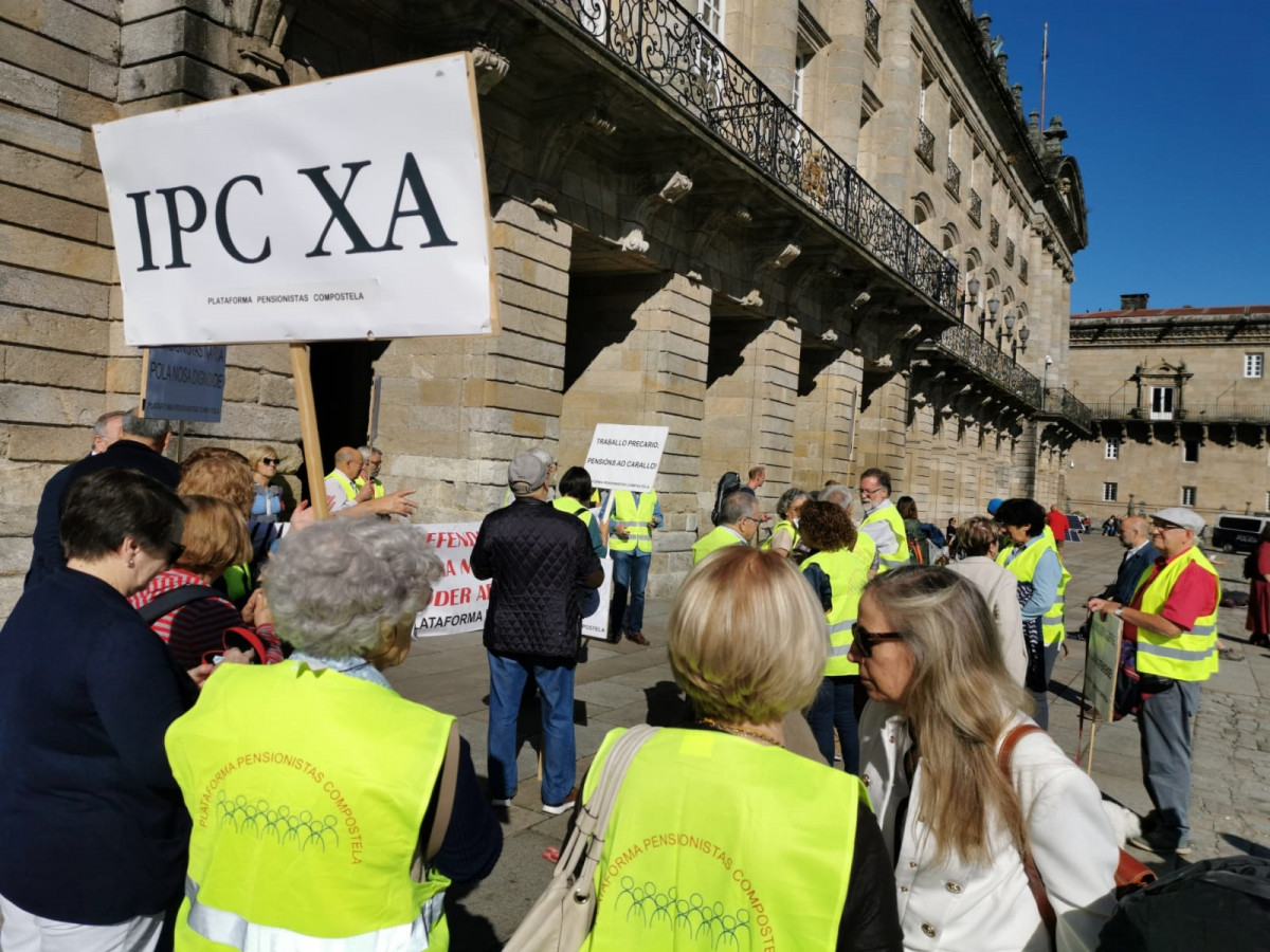 Decenas de jubilados se concentran en la Praza do Obradoiro convocados por la plataforma Pensionistas Compostela.