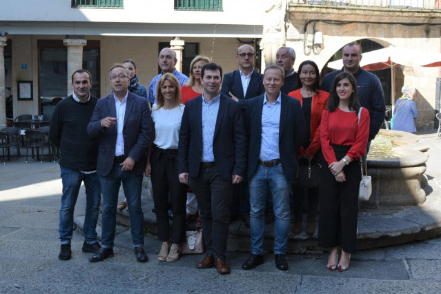 El líder de los socialistas gallegos, Gonzalo Caballero, junto a miembros de la candidatura por Ourense a las elecciones generales