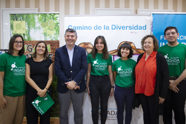 El delegado territorial de la Xunta, Ovidio Rodeiro, con representantes de Indaga