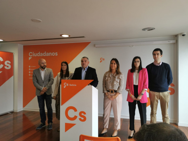 El secretario de Organización de Ciudadanos Galicia, Laureano Bermejo, junto a las candidatas al 10N por A Coruña y Pontevedra, María Vilas y Beatriz Pino, y otros miembros del partido.