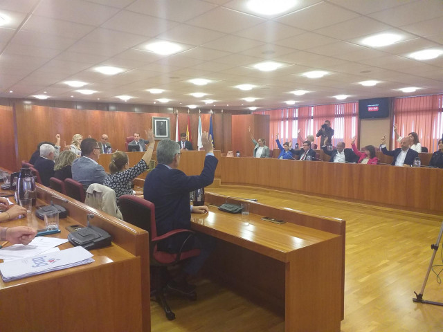 Votación durante una esión plenaria  en el Ayuntamiento de Vigo