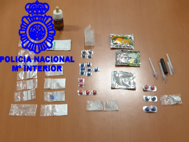 Droga y dinero intervenido a un vecino de Vigo, detenido por traficar en el Casco Vello