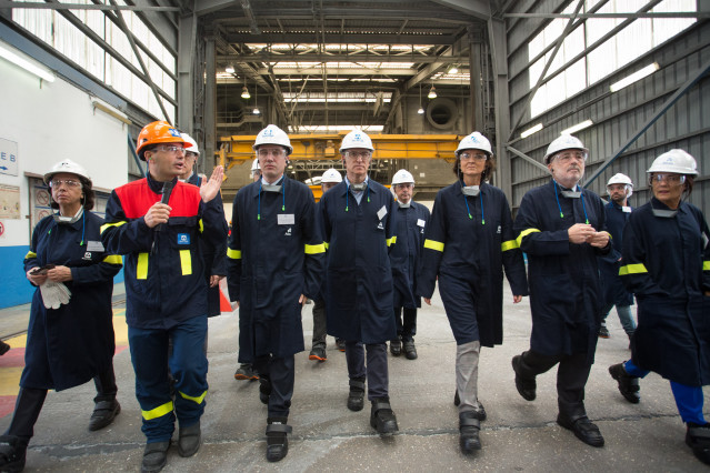 El presidente de la Xunta de Galicia, Alberto Núñez Feijoó (4d); el delegado del Gobierno en Galicia, Javier Losada (2d) y la ministra de Industria, Comercio y Turismo en funciones, Reyes Maroto (3d), durante su vista por el complejo industrial de Alcoa e