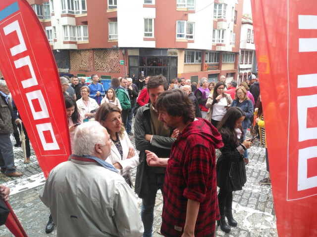 Yolanda Díaz, Rafa Mayoral y Gómez Reino a las puertas del juzgado en Ferrol.