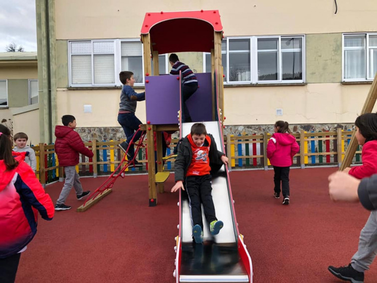 La Xunta cierra una escuela rural pese a que el ayuntamiento logró atraer tres alumnos nuevos dando casa gratis a la familia