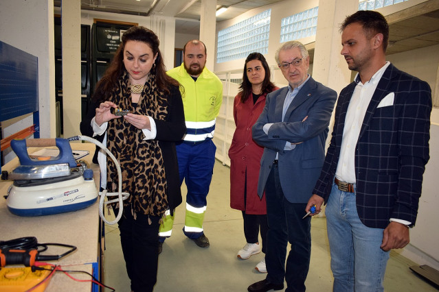 La directora xeral de Calidade Ambiental, María Cruz Ferreira, visita un taller de recuperación de aparatos en Valga (Pontevedra)