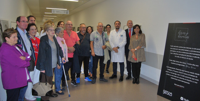 Inauguración de la exposición 'Héroes y Heroínas' con motivo del Día del Paciente Ostomizado, en el Hospital Álvaro Cunqueiro.