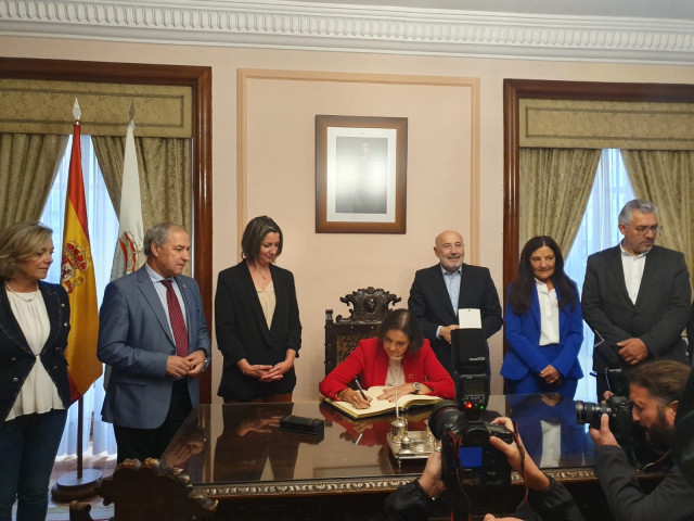 La ministra de Industria, Comercio y Turismo, Reyes Maroto, firma en el libro de oro de la ciudad de Lugo