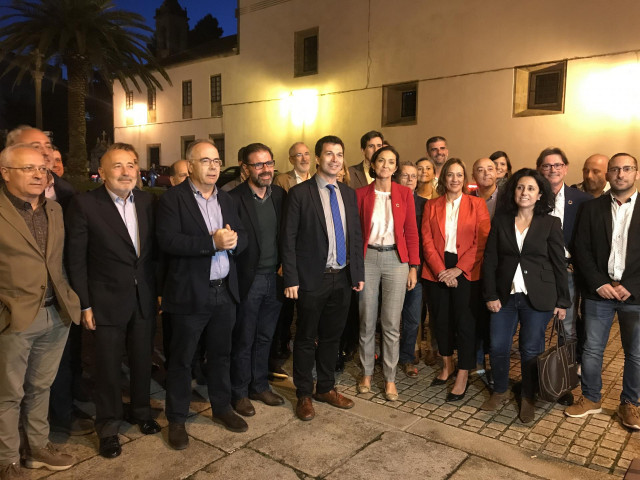 La ministra de Industira, Reyes Maroto, junto a cargos del PSdeG