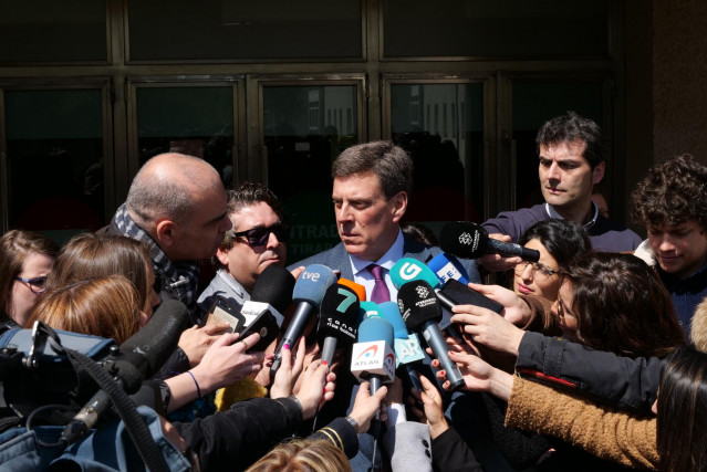 El padre de Diana Quer, Juan Carlos Quer, ofrece declaraciones a los medios de comunicación a la salida de la Audiencia Provincial de A Coruña, donde se celebra la segunda jornada del juicio al asesino confeso de su hija, José Enrique Abuín, alias ‘el Chi