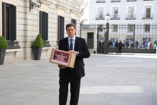 El padre de Diana Quer, Juan Carlos Quer, entrando al Congreso de los Diputados, donde entregará más de tres millones de  firmas para la no derogación de la Prisión Permanente Revisable (PPR).