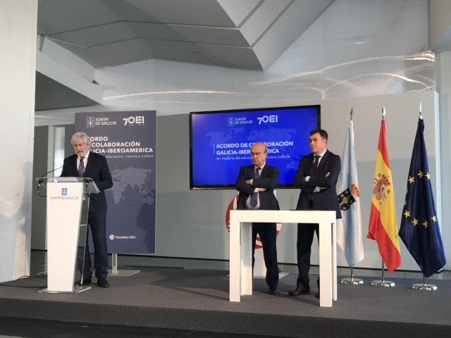 El conselleiro de Cultura, Román Rodríguez, y el secretario general de la OEI, Mariano Jabonero, firman un convenio de colaboración.