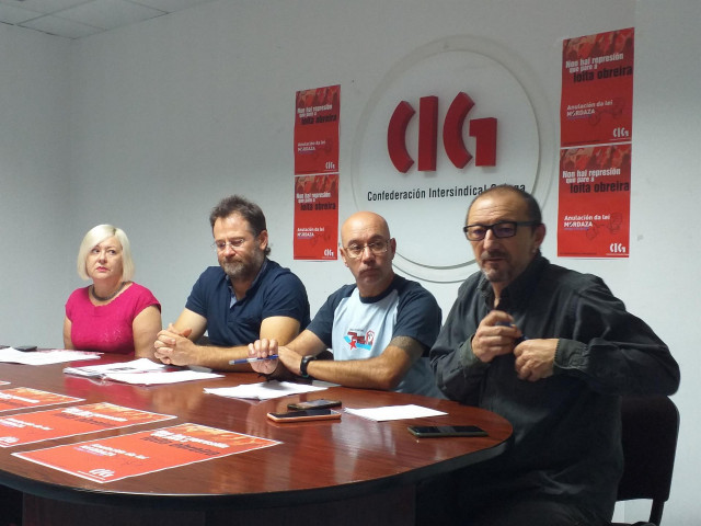 La responsable de CIG-Servizos, Tránsito Fernández; el secretario xeral de la CIG, Paulo Carril; el secretario comarcal del sindicato, Alberto Gonçalves; y el responsable de la federación del transporte, Suso García.