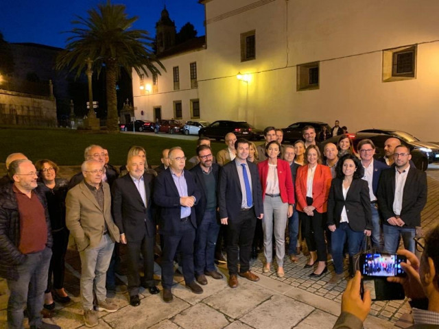 El alcalde de Ferrol con otros representantes socialistas y la ministra Reyes Maroto.
