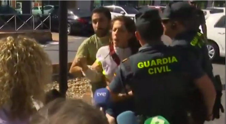 La hija de Juan Carlos Quer, quien queda libre pero investigado, increpa en público a su madre (vídeo)