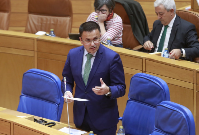 El conselleiro de Medio Rural, José González, en el pleno del Parlamento de Galicia