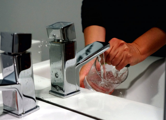 Un grifo de agua para consumo humano