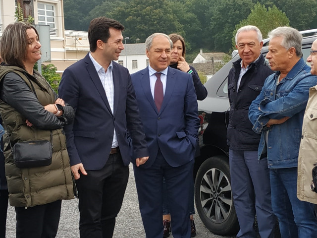 La alcaldesa de Lugo, Lara Méndez, acompaña al secretario xeral de los socialistas gallegos, Gonzalo Caballero.