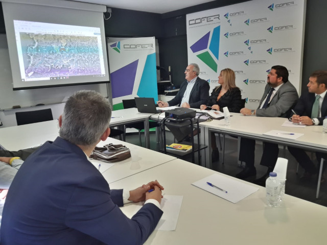 La gerente de Suelo Empresarial del Atlántico (SEA), Beatriz Sestayo, presenta una propuesta a empresrios en Ferrol.