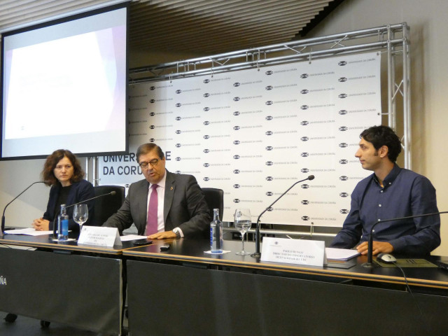 El rector, Julio Abalde, asiste a la presentación de un informe sobre inserción laboral junto a la vicerreitora de Estudiantes,, Margarita Amor, y el director do Observatorio Ocupacional de la UDC, Paolo Rungo