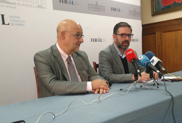 El alcalde de Ferrol, Ángel Mato, y el secretario xeral del Eixo Atlántico, Xoán Vázquez Mao, en una rueda de prensa