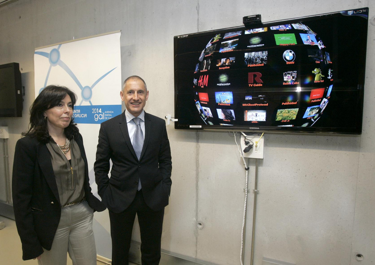 Mar Pereira, responsable de la AMTEGA de la Xunta, en 2014 en un acto con el entonces CEO de R, el gallego Arturo Dopico