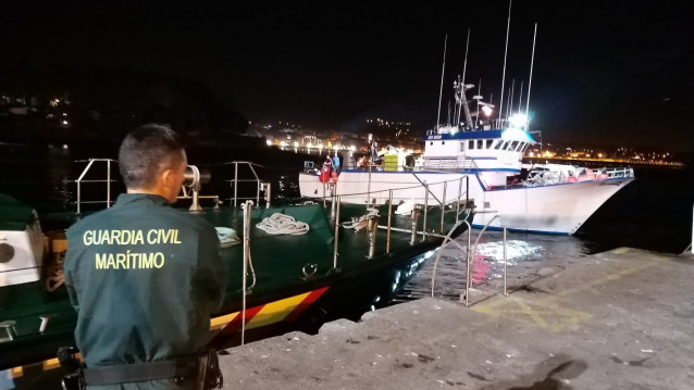 Intervenidos más de 3.500 kilos de sardina descargados directamente a un camión en Portonovo (Pontevedra).