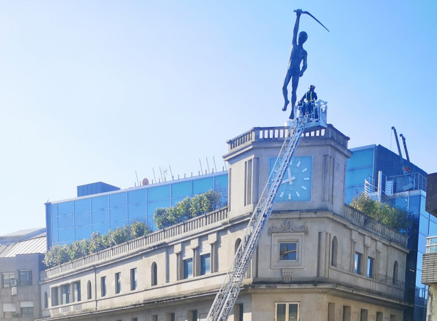Cae parte del arco de la escultura de Teucro que corona el edificio de Afundación en Pontevedra.